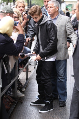 06.06 | Justin Bieber deixando os estúdios da rádio BBC