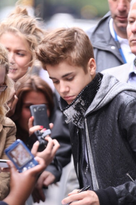 06.06 | Justin Bieber deixando os estúdios da rádio BBC