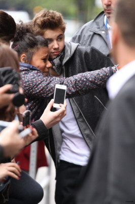 06.06 | Justin Bieber deixando os estúdios da rádio BBC