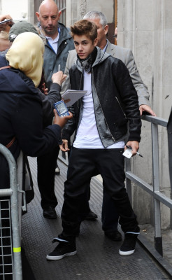 06.06 | Justin Bieber deixando os estúdios da rádio BBC