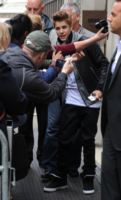 06.06 | Justin Bieber deixando os estúdios da rádio BBC
