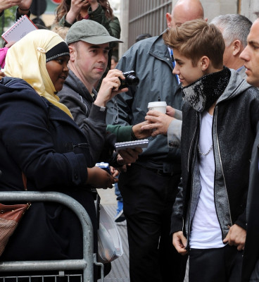 06.06 | Justin Bieber deixando os estúdios da rádio BBC