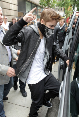 06.06 | Justin Bieber deixando os estúdios da rádio BBC