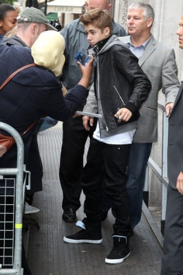 06.06 | Justin Bieber deixando os estúdios da rádio BBC