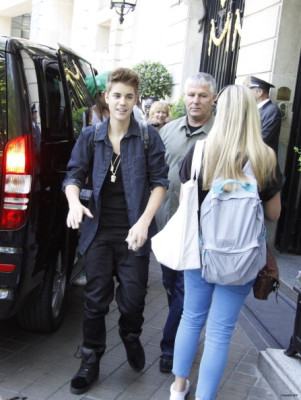 06.05 | Justin Bieber deixando seu hotel em Madri