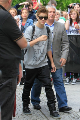 06.08 | Justin Bieber deixando seu hotel na Alemanha