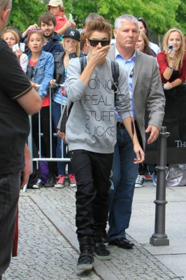 06.08 | Justin Bieber deixando seu hotel na Alemanha