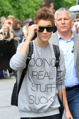06.08 | Justin Bieber deixando seu hotel na Alemanha