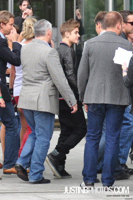 06.08 | Justin Bieber chegando no "Bild"