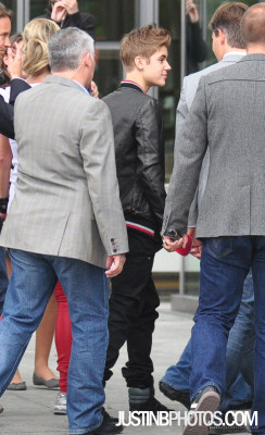 06.08 | Justin Bieber chegando no "Bild"