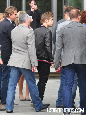 06.08 | Justin Bieber chegando no "Bild"