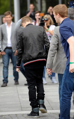 06.08 | Justin Bieber chegando no "Bild"