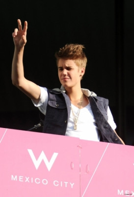 06.11 | Justin Bieber na sacada de seu hotel no México