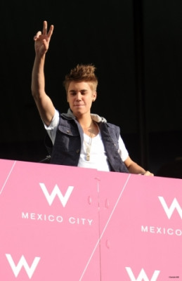 06.11 | Justin Bieber na sacada de seu hotel no México