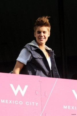 06.11 | Justin Bieber na sacada de seu hotel no México