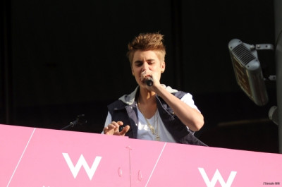 06.11 | Justin Bieber na sacada de seu hotel no México