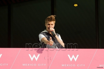 06.11 | Justin Bieber na sacada de seu hotel no México