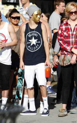 01.06 | Justin Bieber caminhando por Venice Beach com Ryan Butler e Jeremy Bieber
