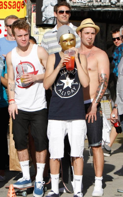 01.06 | Justin Bieber caminhando por Venice Beach com Ryan Butler e Jeremy Bieber