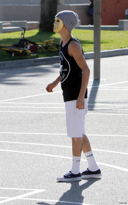 01.06 | Justin Bieber caminhando por Venice Beach com Ryan Butler e Jeremy Bieber