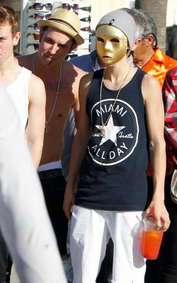 01.06 | Justin Bieber caminhando por Venice Beach com Ryan Butler e Jeremy Bieber