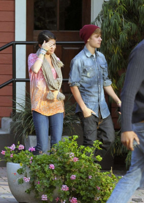 01.11 | Justin Bieber chegando no restaurante P.F. Chang's com Selena Gomez