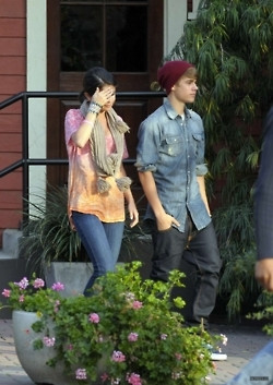 01.11 | Justin Bieber chegando no restaurante P.F. Chang's com Selena Gomez