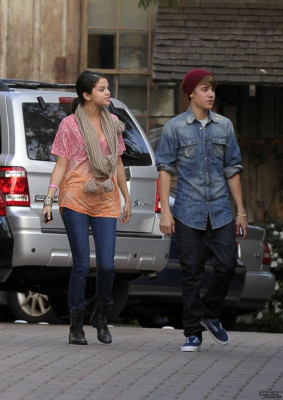 01.11 | Justin Bieber chegando no restaurante P.F. Chang's com Selena Gomez