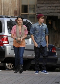 01.11 | Justin Bieber chegando no restaurante P.F. Chang's com Selena Gomez