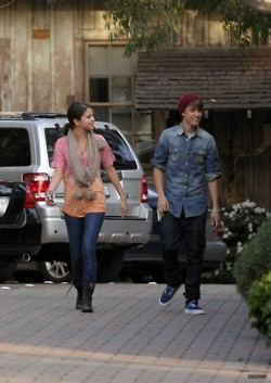 01.11 | Justin Bieber chegando no restaurante P.F. Chang's com Selena Gomez