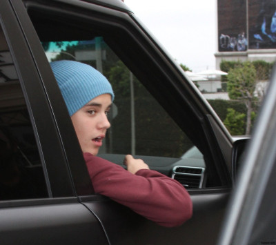 16.03 | Justin Bieber chegando no hospital Cedars Sinai Medical Center