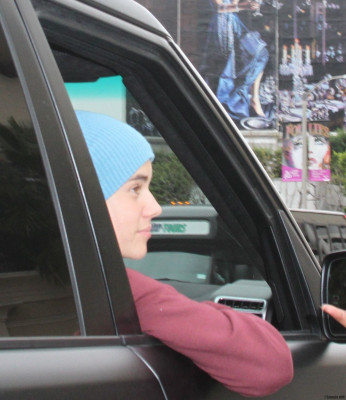16.03 | Justin Bieber chegando no hospital Cedars Sinai Medical Center