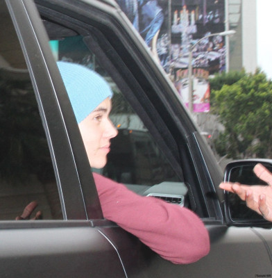 16.03 | Justin Bieber chegando no hospital Cedars Sinai Medical Center