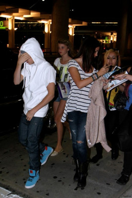 15.06 | Justin Bieber e Selena Gomez em aeroporto no Canadá