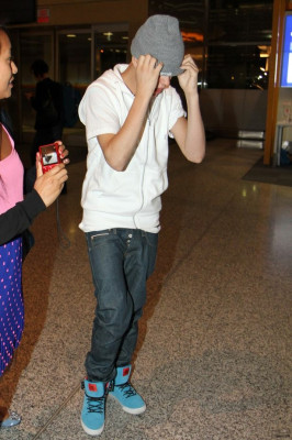 15.06 | Justin Bieber e Selena Gomez em aeroporto no Canadá
