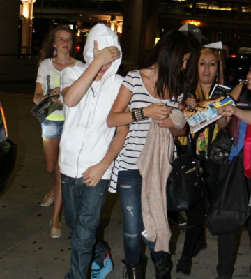 15.06 | Justin Bieber e Selena Gomez em aeroporto no Canadá