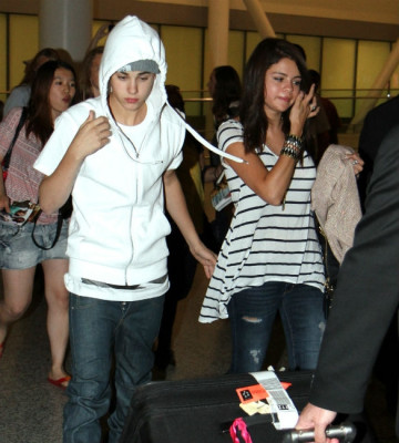 15.06 | Justin Bieber e Selena Gomez em aeroporto no Canadá