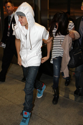 15.06 | Justin Bieber e Selena Gomez em aeroporto no Canadá