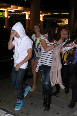 15.06 | Justin Bieber e Selena Gomez em aeroporto no Canadá