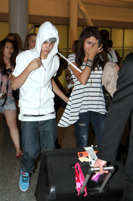 15.06 | Justin Bieber e Selena Gomez em aeroporto no Canadá