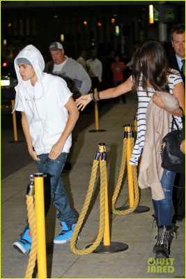 15.06 | Justin Bieber e Selena Gomez em aeroporto no Canadá