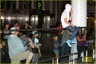 15.06 | Justin Bieber e Selena Gomez em aeroporto no Canadá