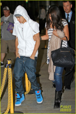 15.06 | Justin Bieber e Selena Gomez em aeroporto no Canadá