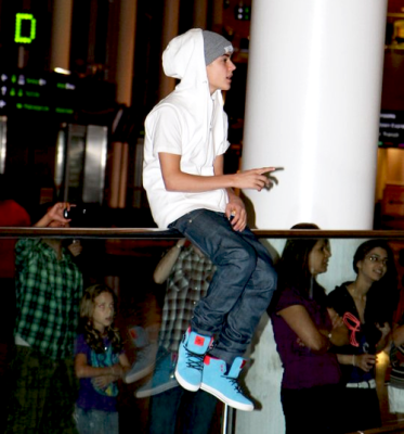 15.06 | Justin Bieber e Selena Gomez em aeroporto no Canadá