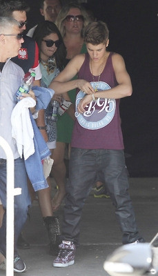16.06 | Justin Bieber e Selena Gomez deixando o ensaiando para o MuchMusic Video Awards 2012