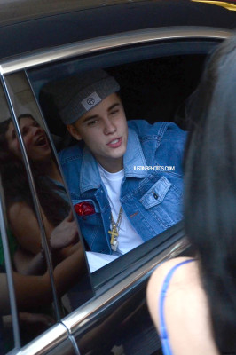 15.06 | Justin Bieber deixando seu hotel em Toronto