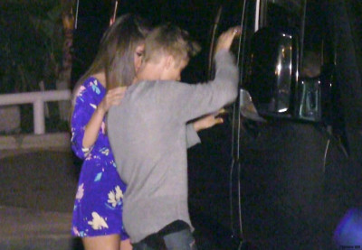 25.06 | Justin Bieber e Selena Gomez deixando restaurante em Malibu, LA