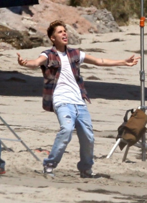 28.06 | Justin Bieber tirando fotos para um novo photoshoot em LA