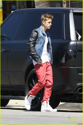 30.06 | Justin Bieber, Selena Gomez Khalil em Encino, Califórnia