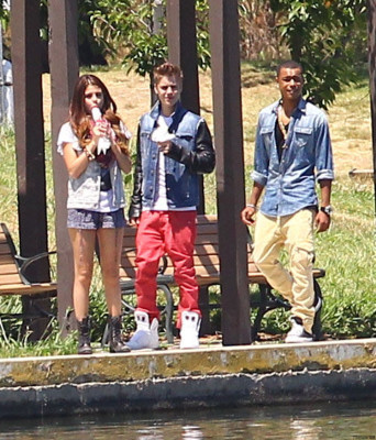 30.06 | Justin Bieber, Selena Gomez Khalil em Encino, Califórnia